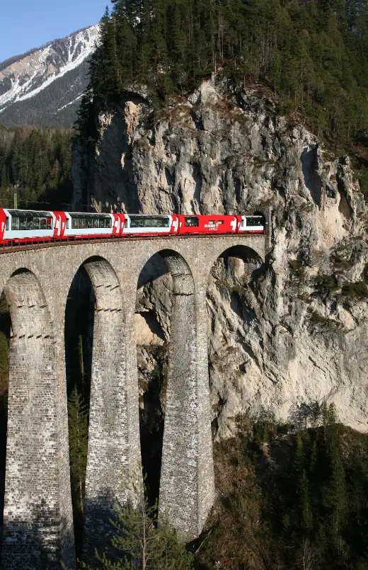Trem nos Alpes suíços